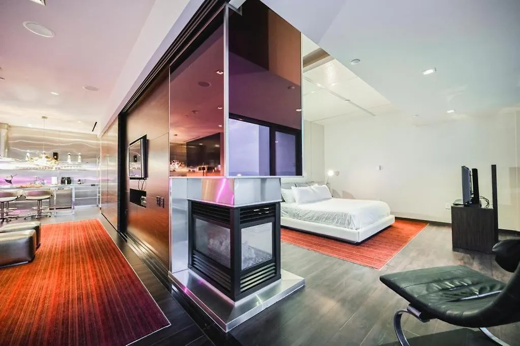 Intimo Palms Place Penthouse-1