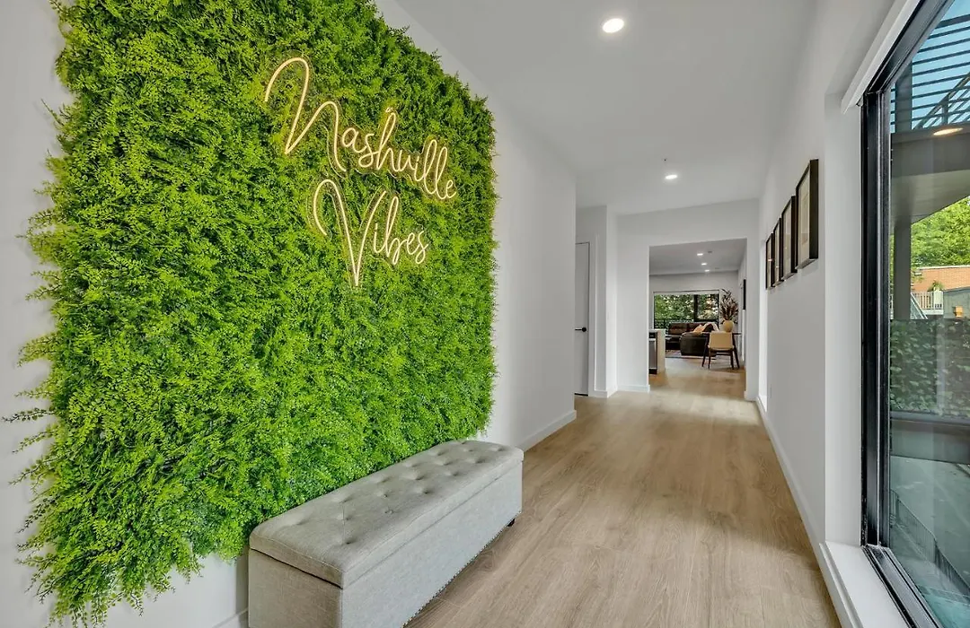 Huge Downtown Corner Unit- Pool-Gym-Walk 2 Broadway-1