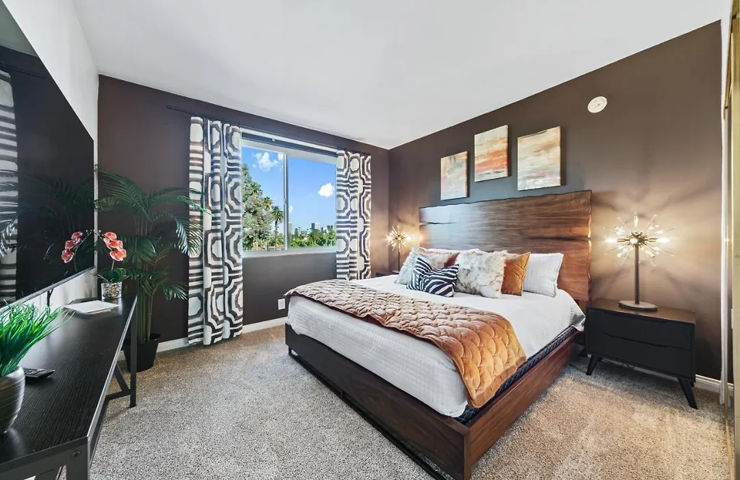 Beverly Hills 2 Bed 2 Bath Penthouse With Den And Parking 414-1