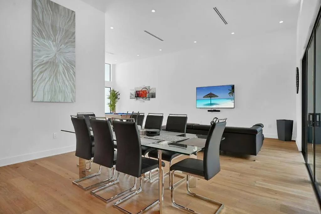Design House -Heated Pool -Big Yard -Gated Parking-1