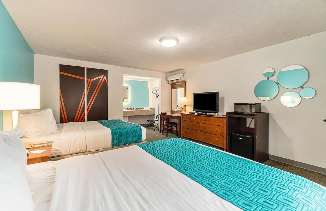 Howard Johnson By Wyndham Traverse City-1