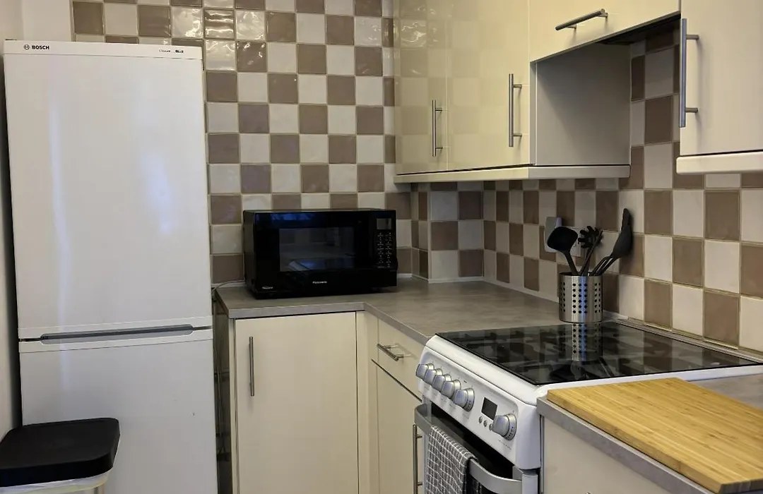 Cosy Corner - 2 Bed House With Parking!-1