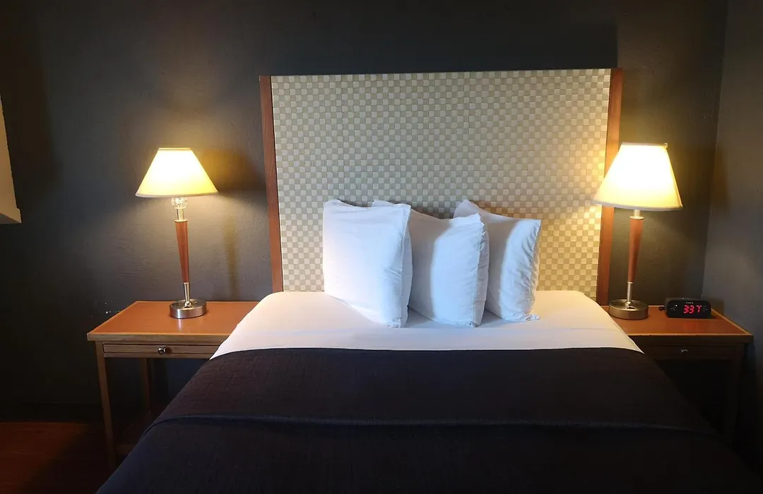 Travelodge By Wyndham Edmonton West-1