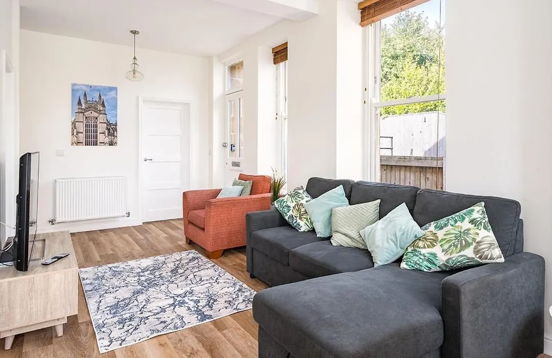 Spacious 2 Bedroom House With Stunning Views-1