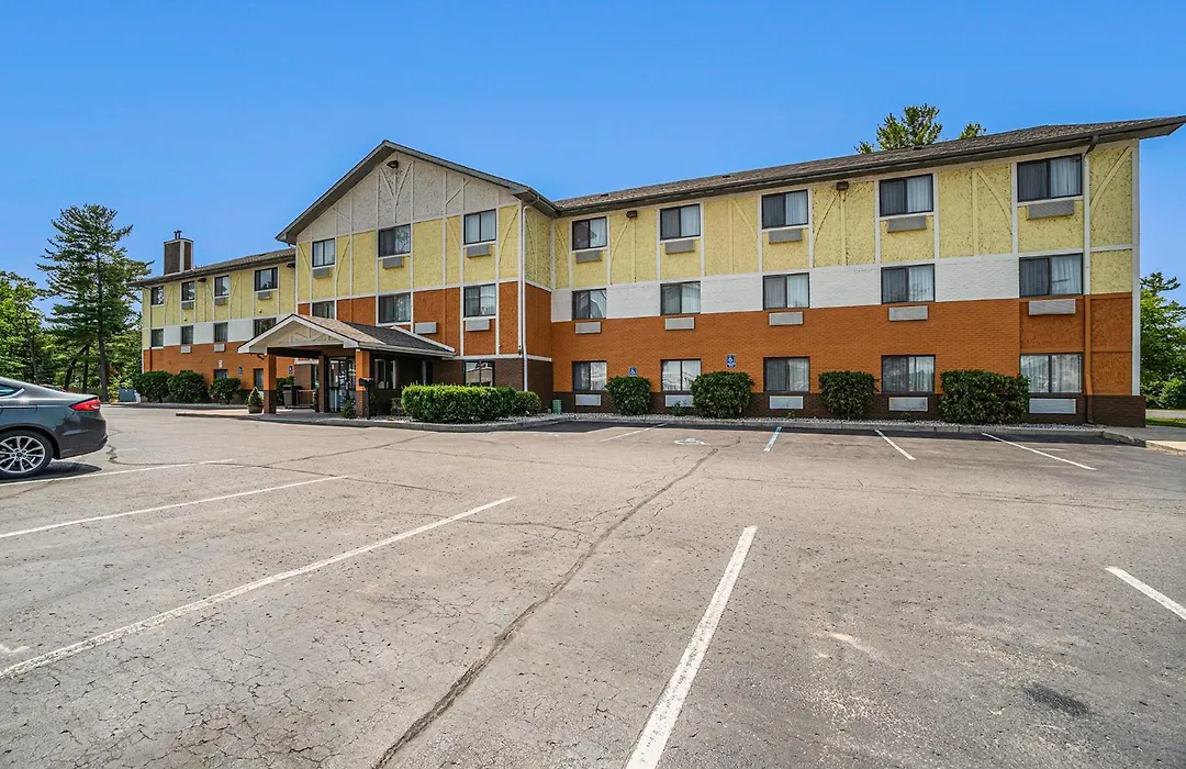 Days Inn & Suites By Wyndham Traverse City-1
