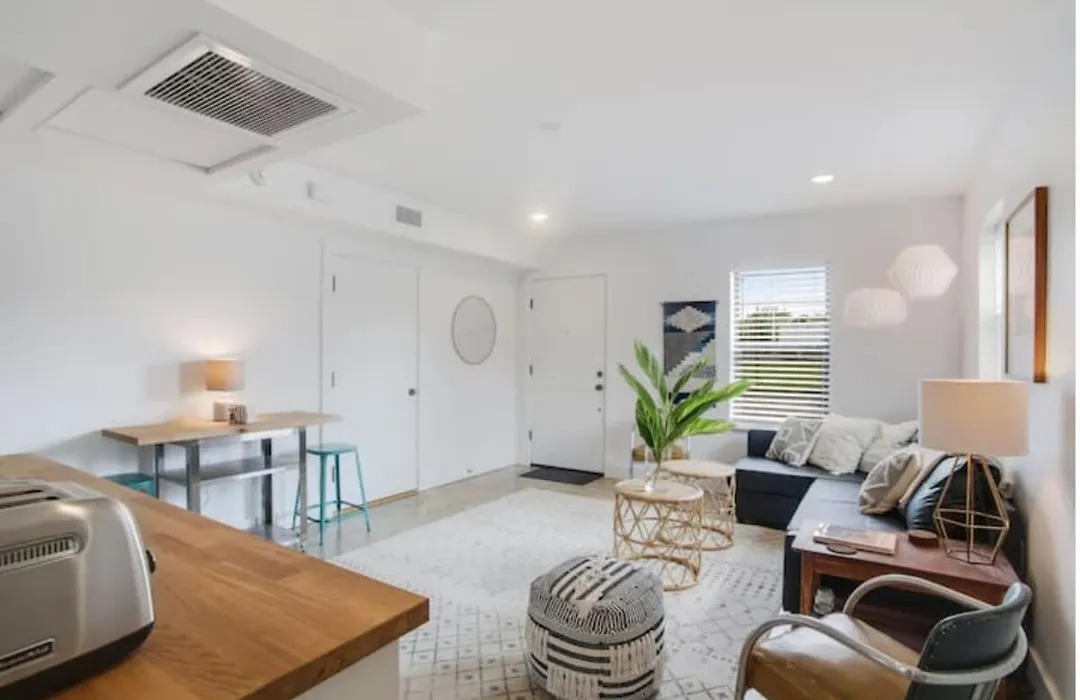 River Breeze Quiet & Modern Black Pearl Apartment-1
