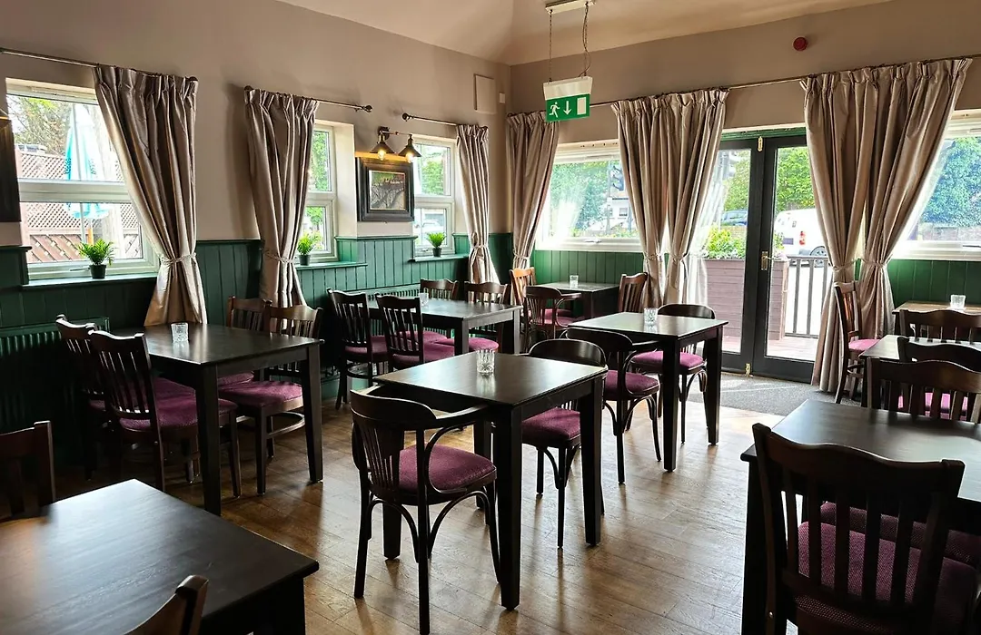 The Prince Albert Pub & Hotel With Onsite Free Parking 2 Minutes From Legoland-1