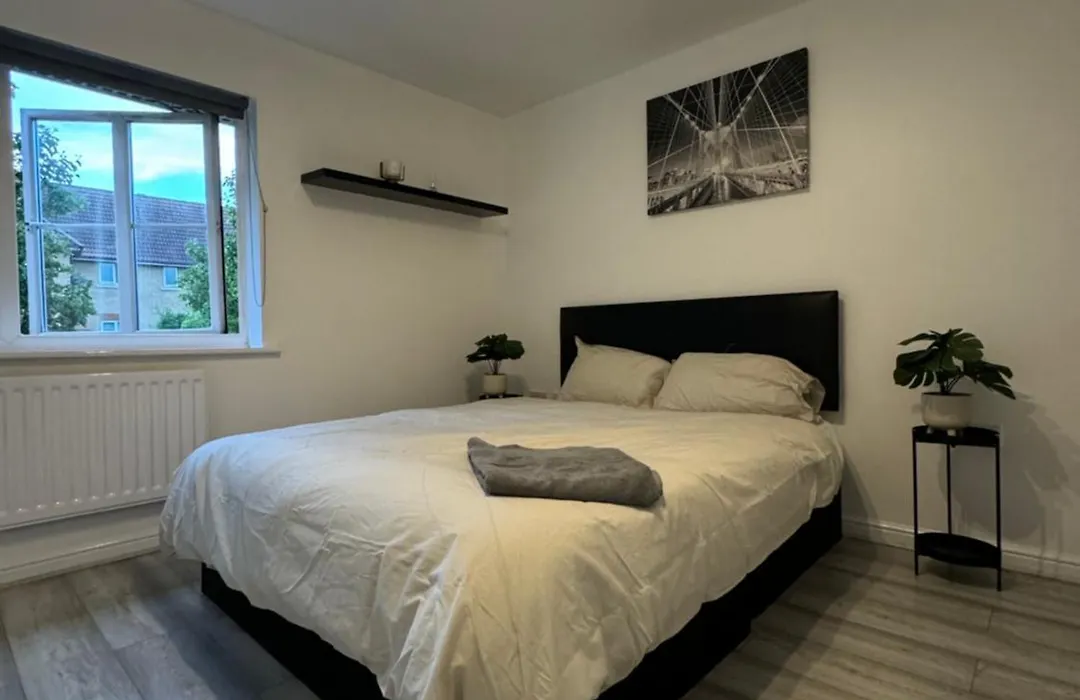 Spacious 3 Bedroom Home, With Private Driveway 5 Minutes From Excel Centre & Custom House-1