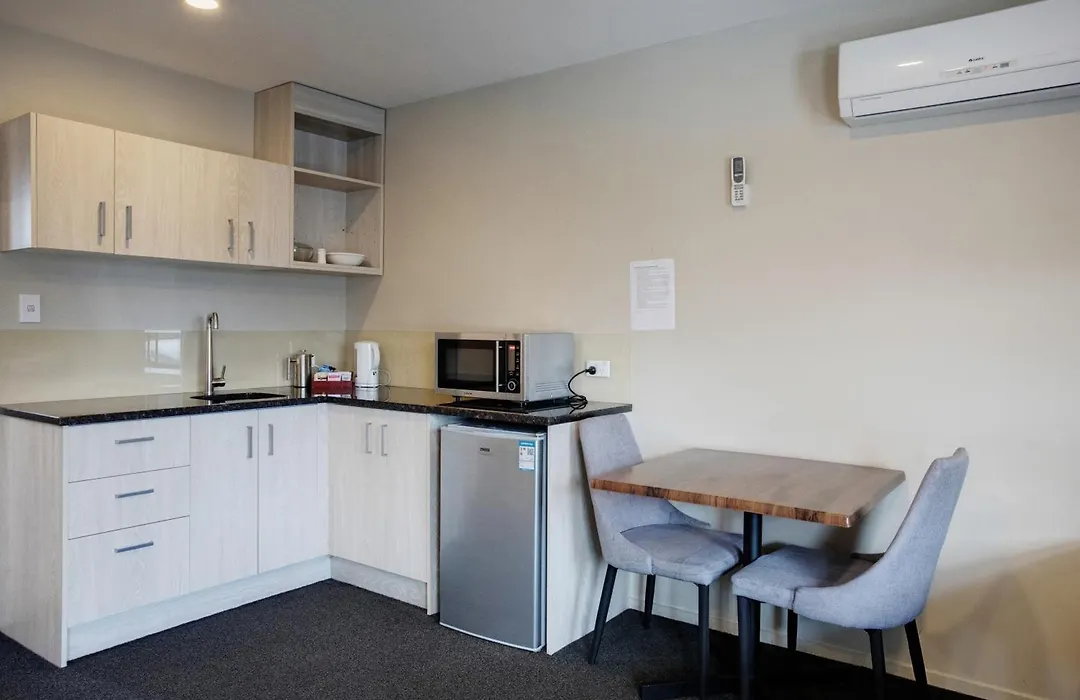 Ellerslie Palms Motel-1
