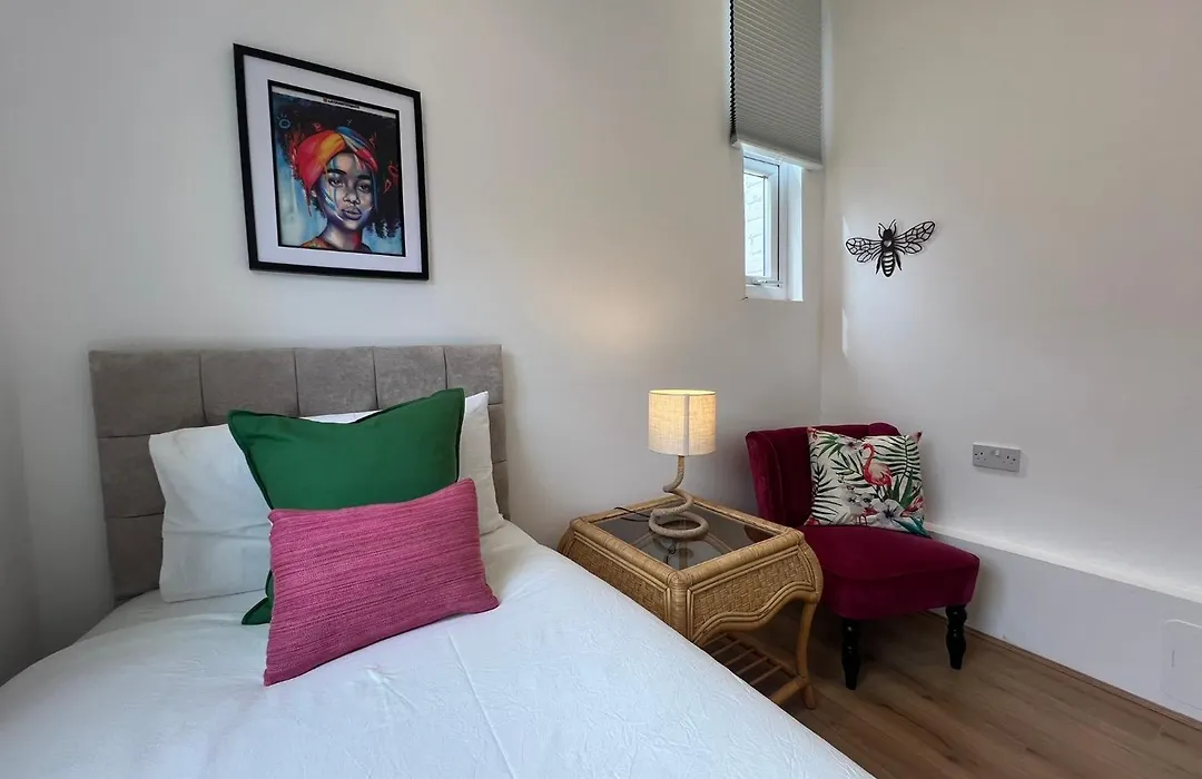 2025 Award Winner Liverpool Cherry House - 4 Bedrooms-1