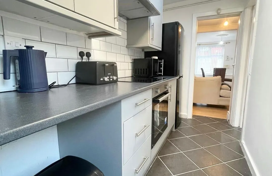Cute 2 Bedroom Townhouse With Free Street Parking 80 Pound Deposit Returned Next Day Before 1Pm If No Damages-1