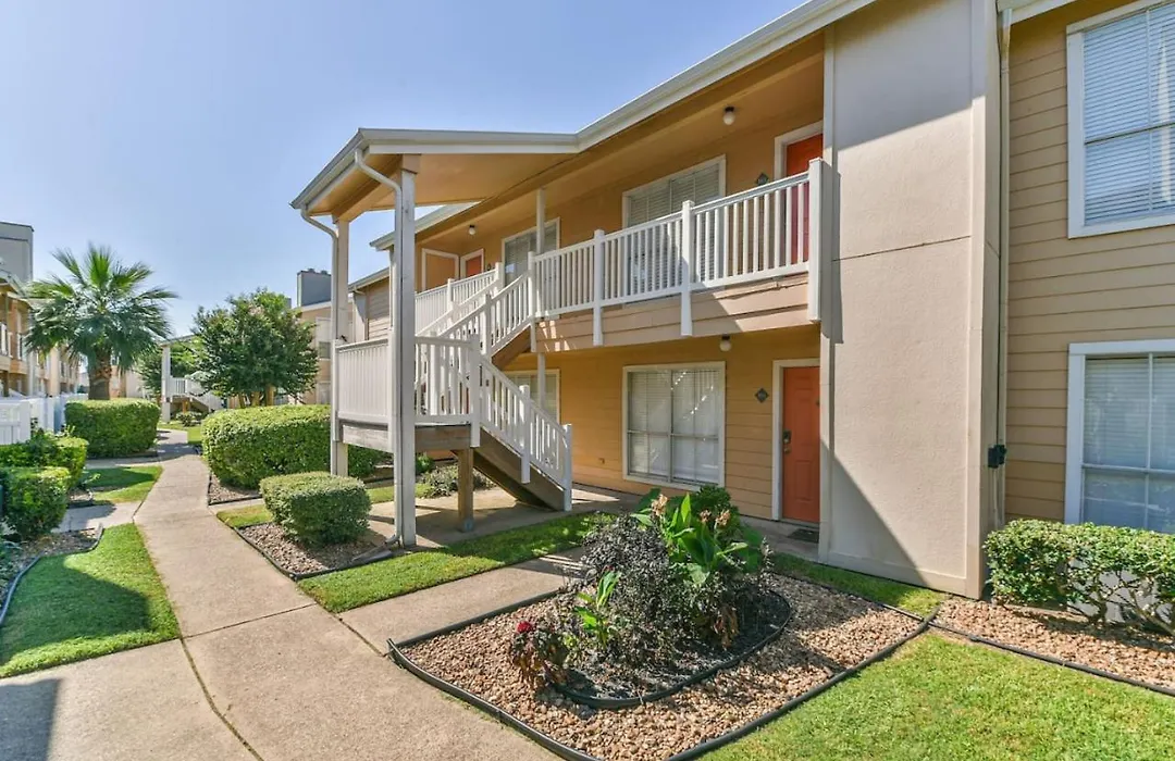 Coastal Paradise Condo With 2 Bedrooms And Pool-1
