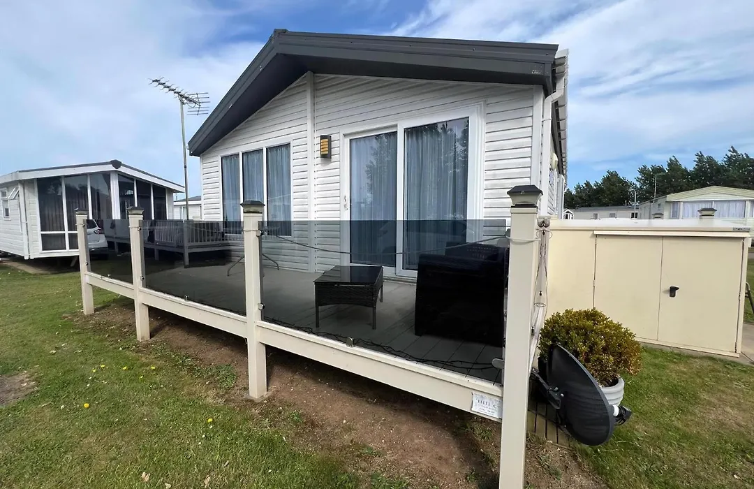 Stunning Lodge Boasting Large Decking Area At California Cliffs Ref 50008L-1