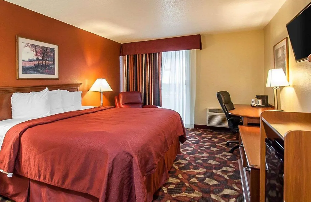 Quality Inn & Suites Kansas City I-435N Near Sports Complex-1