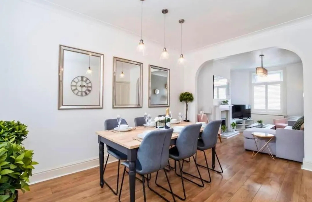 Amberley House - With Hot Tub + Free Parking-1