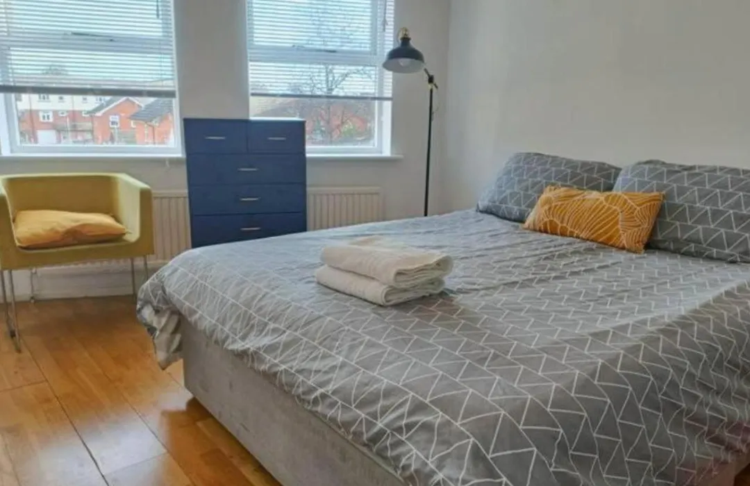 2 Bed Functional House Close To Manor Park Train Station-1