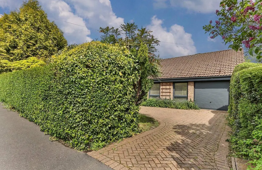 3 Bedroom Bungalow Close To Peak District With Garden-1