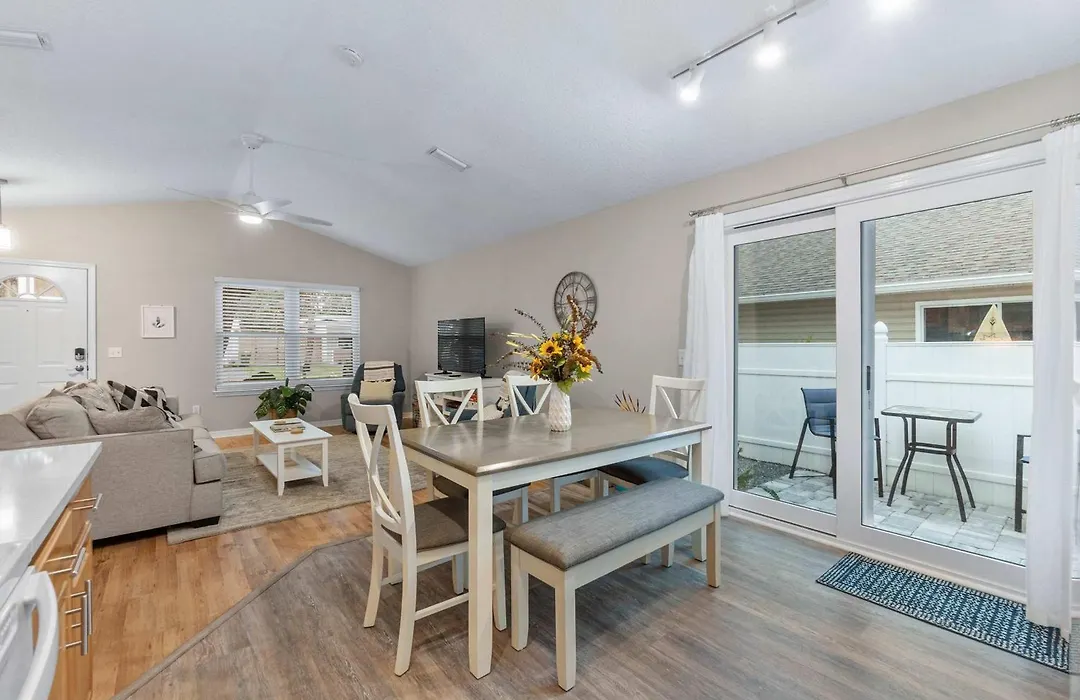 Peaceful Pearl Retreat- 5 Minutes To Downtown, 10 Minutes To Beach-1