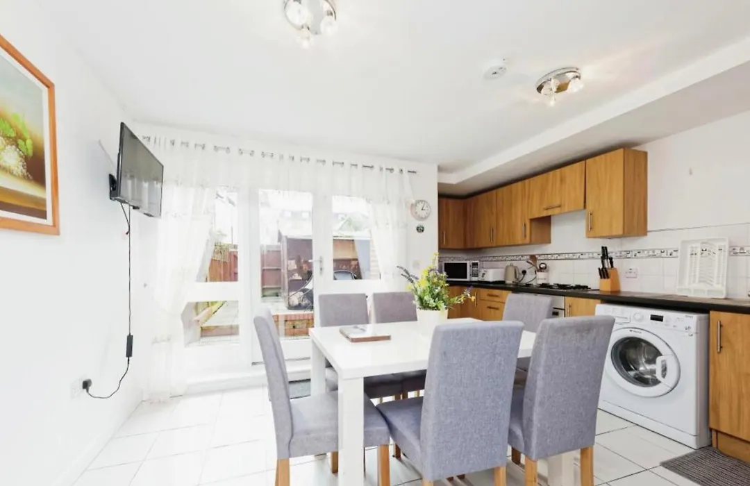 Beautiful Family Town Home With Private Parking-1