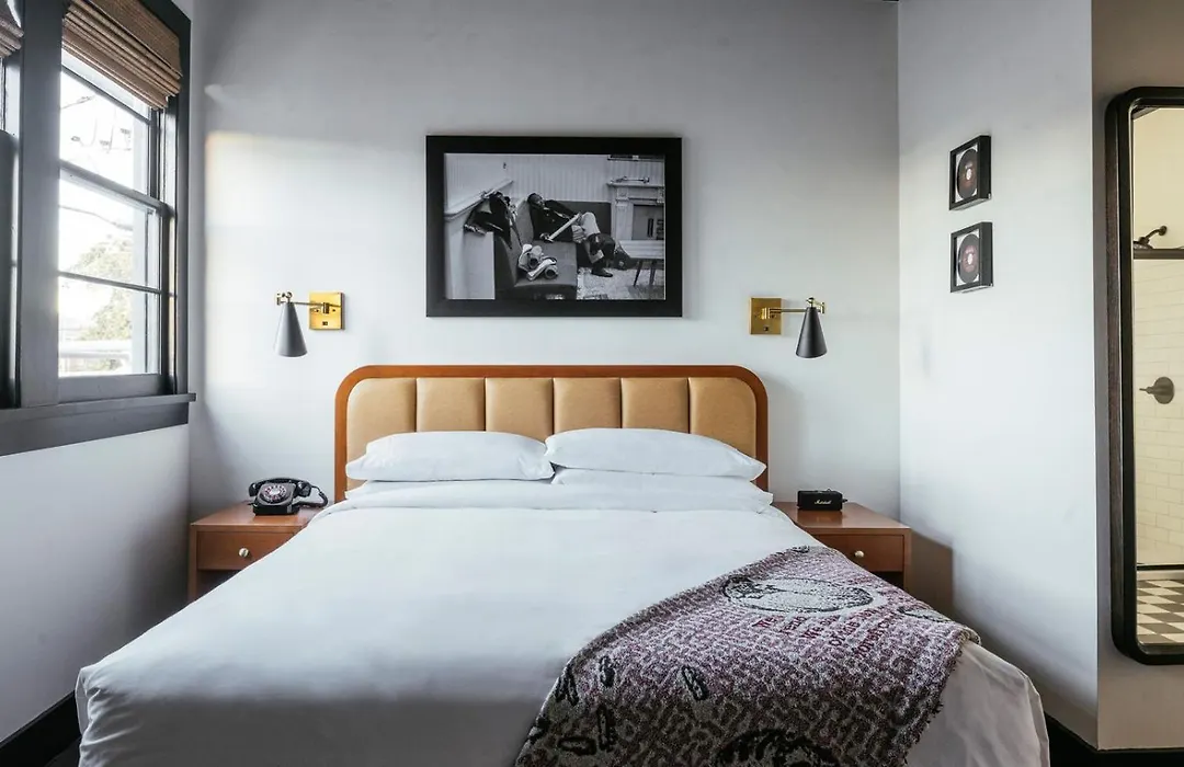 Dew Drop Inn Hotel & Lounge-1