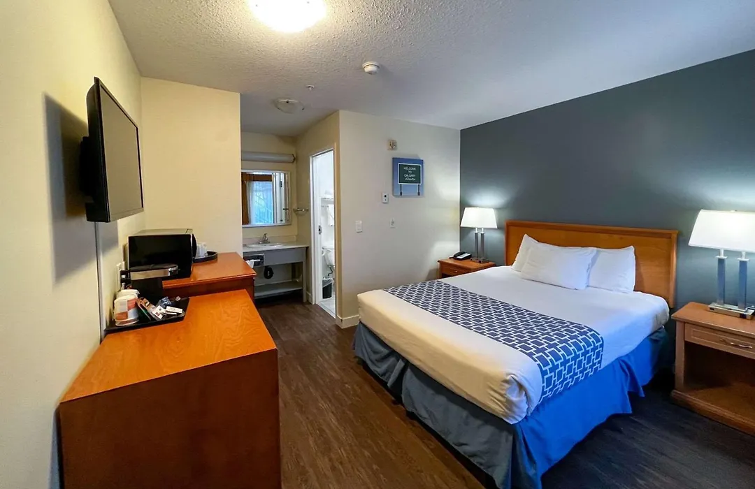 Econo Lodge Inn & Suites University-1