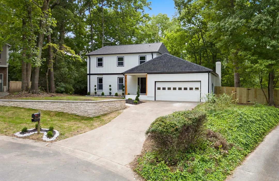 Modern 4 Bed In Quail Hollow-1
