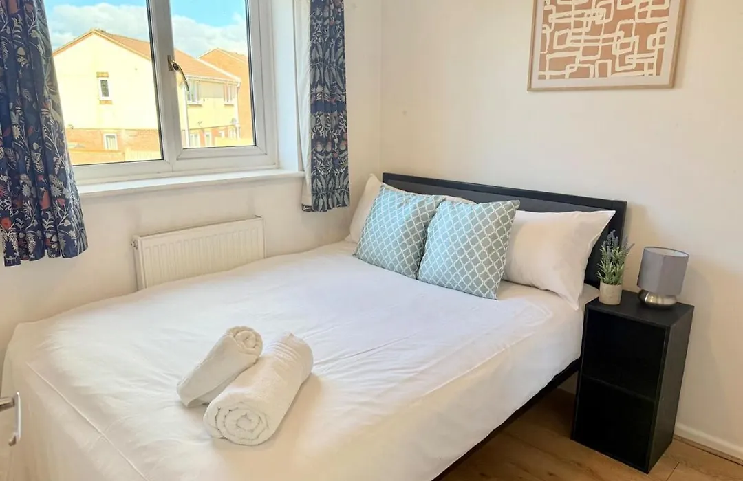 Winsbury Way 3 Bedroom Long Stays-1
