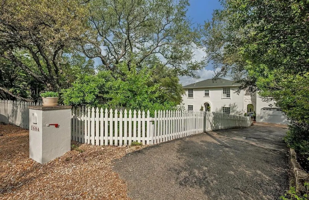 Chateau Lake Austin-1