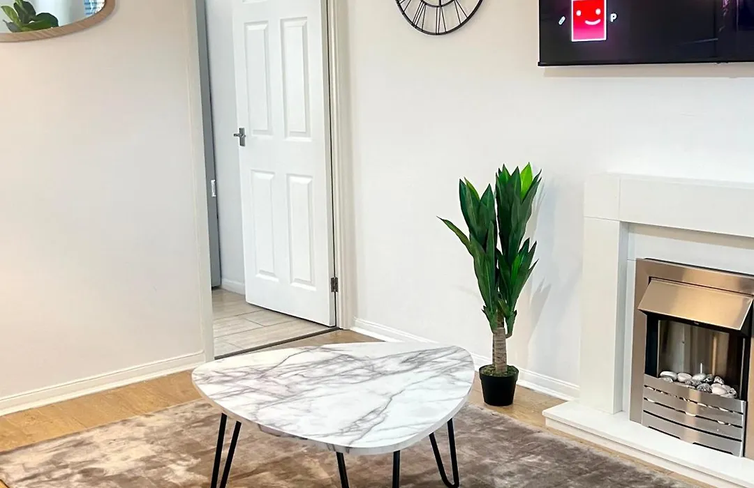 City Centre House - Pet Friendly - Free Parking - 2 Bedroom - Large Garden-1