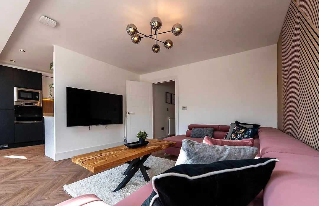 Luxury 8 Bed Home Manchester-1