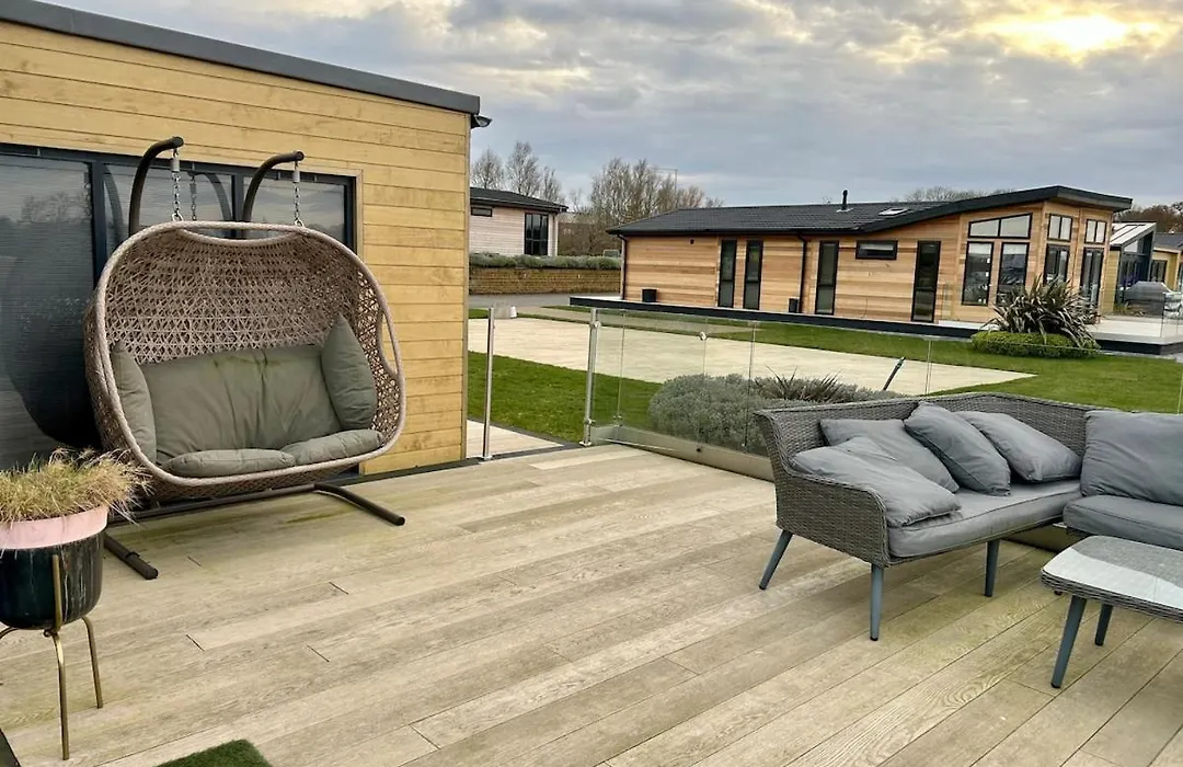 Racecourse Marina Lodge, Hot Tub, Gated Parking-1