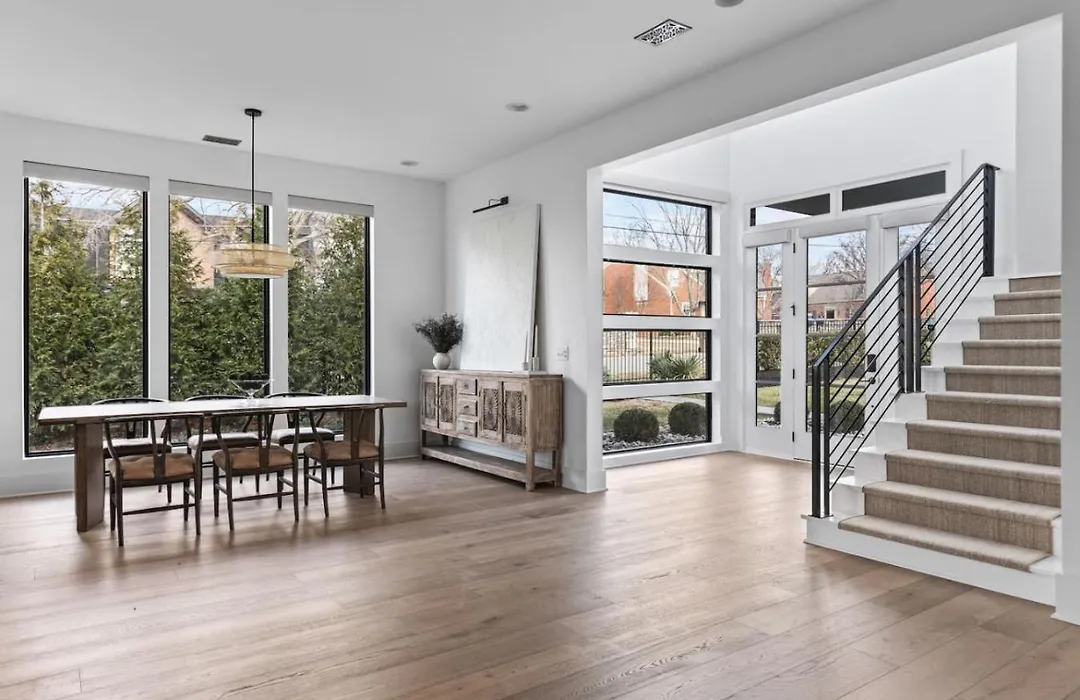 Luxury Home In Green Hills With Garage And Walk To The Park-1