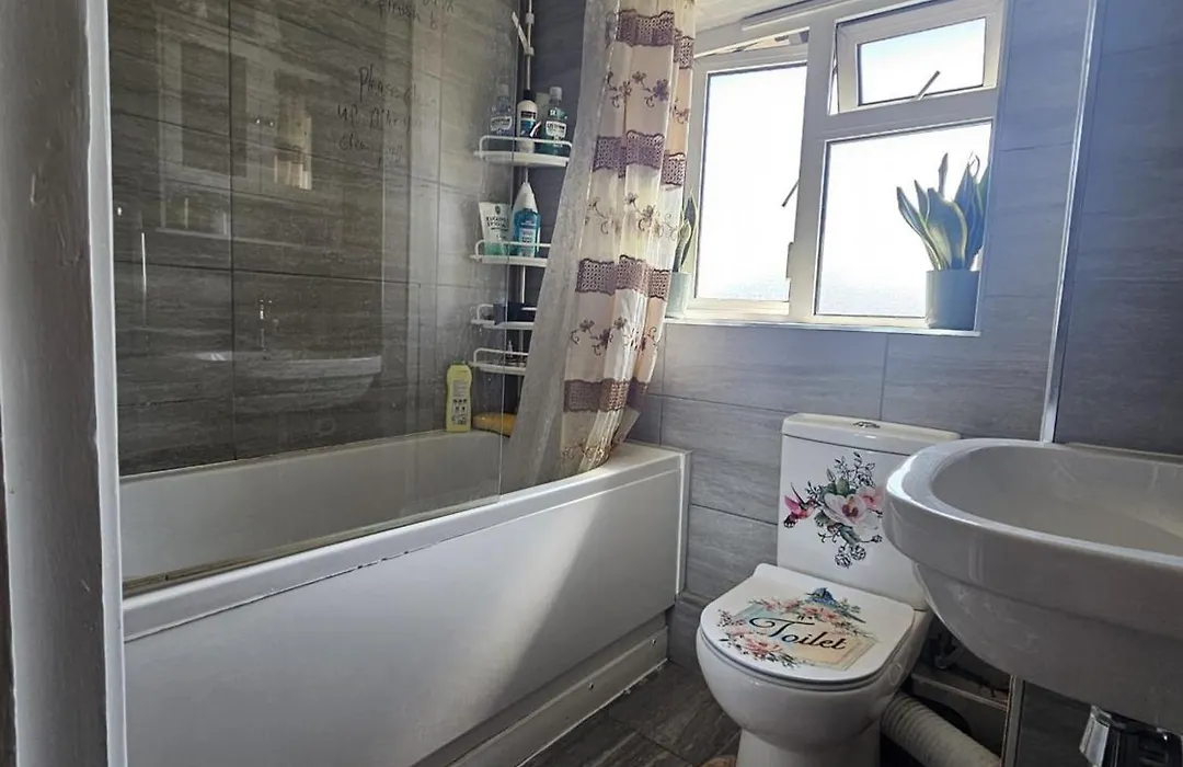 4 Bedroom House Rented By The Room-1