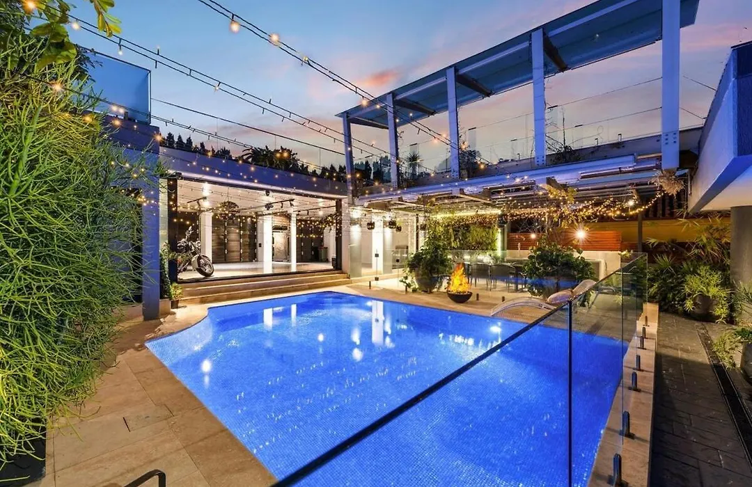 Luxury 6Beds Waterfront Retreat-1