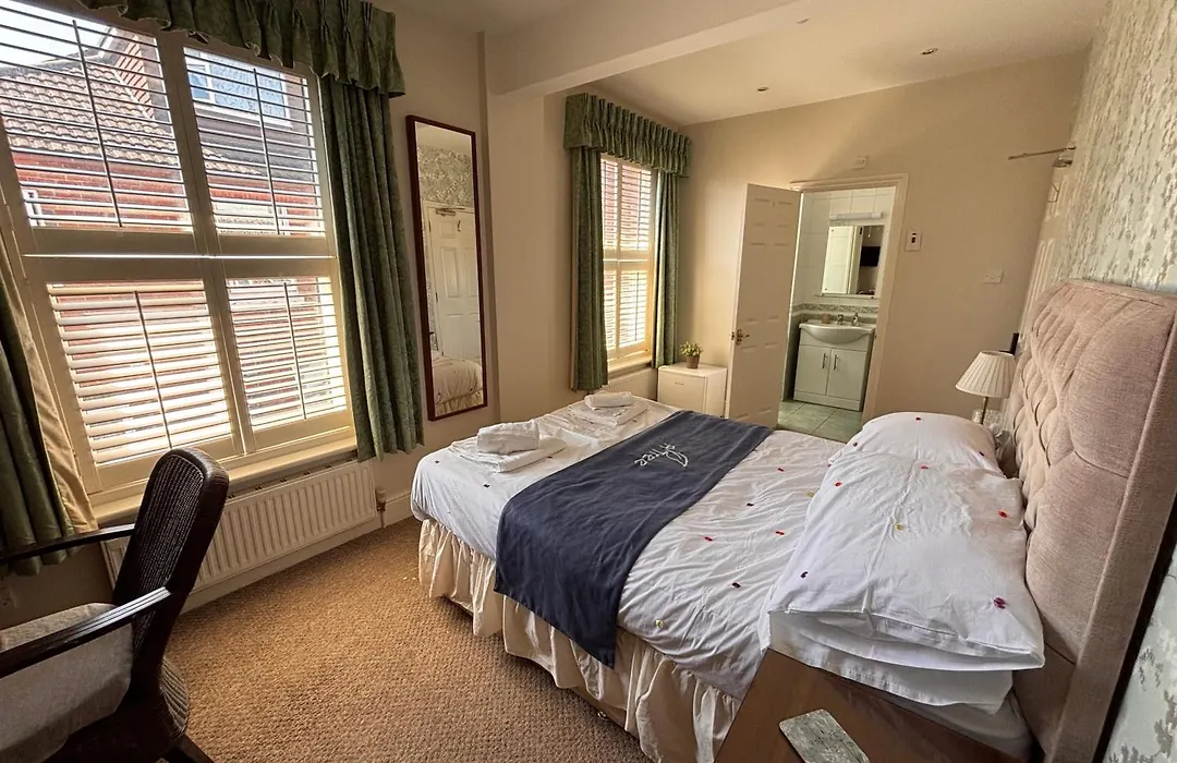 The Mayfair Guest House Self Catering-1