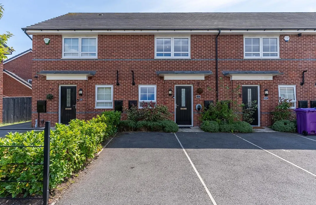 Walk To Airport - 3 Bedrooms X2 Driveway - Ev Charging - Washer & Dryer-1