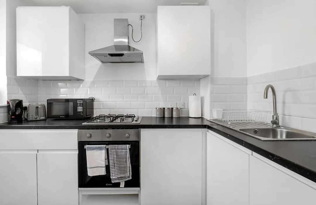 Iron House - 4 Bedroom - Contractors & Families - Free Parking - Near Excel, Canary Wharf, O2, City Airport & Greenwich-1