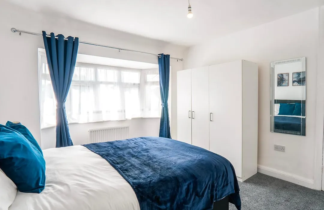 Family 4-Bed Wembley Stadium Home - Parking & Long Stays-1