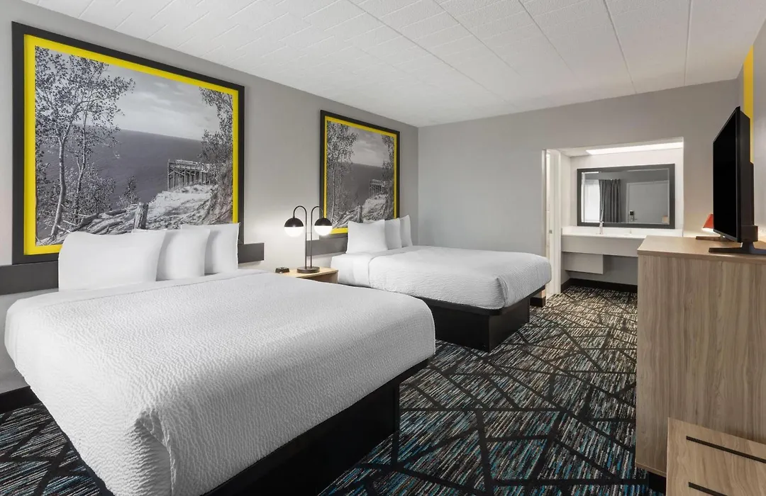 Super 8 By Wyndham Traverse City-1