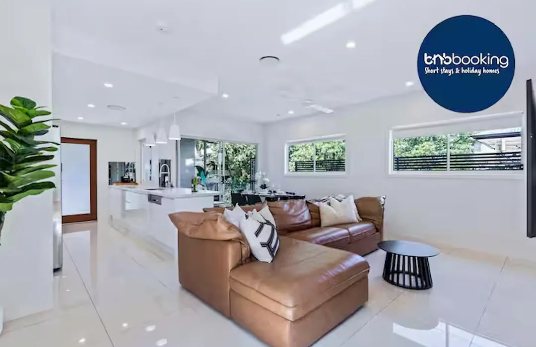 Park Avenue Luxe Chic Townhouse Sleeps 9, Carpark-1