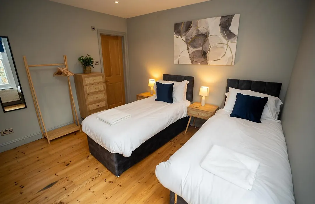 4 Bedroom Winchester Town House, Central, Parking-1