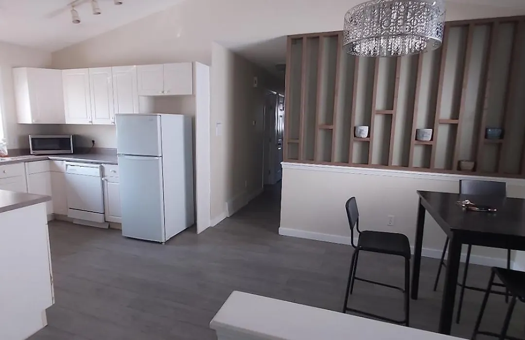 Private Rooms In A 3 Bedroom Guest House Close To Londonderry Mall 1 Person Per Room No Couples For Men Only-1