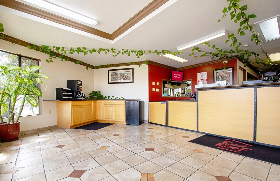 Red Roof Inn & Suites Monterey-1