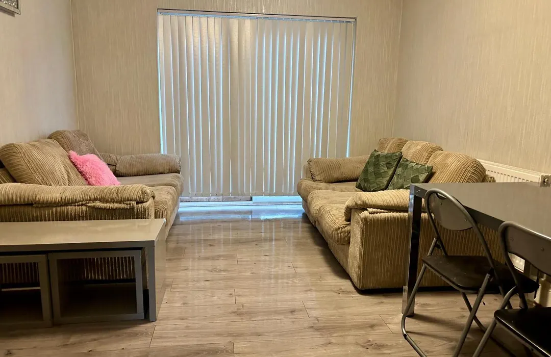 4 Bed House-Sleeps 7-Free Parking-1