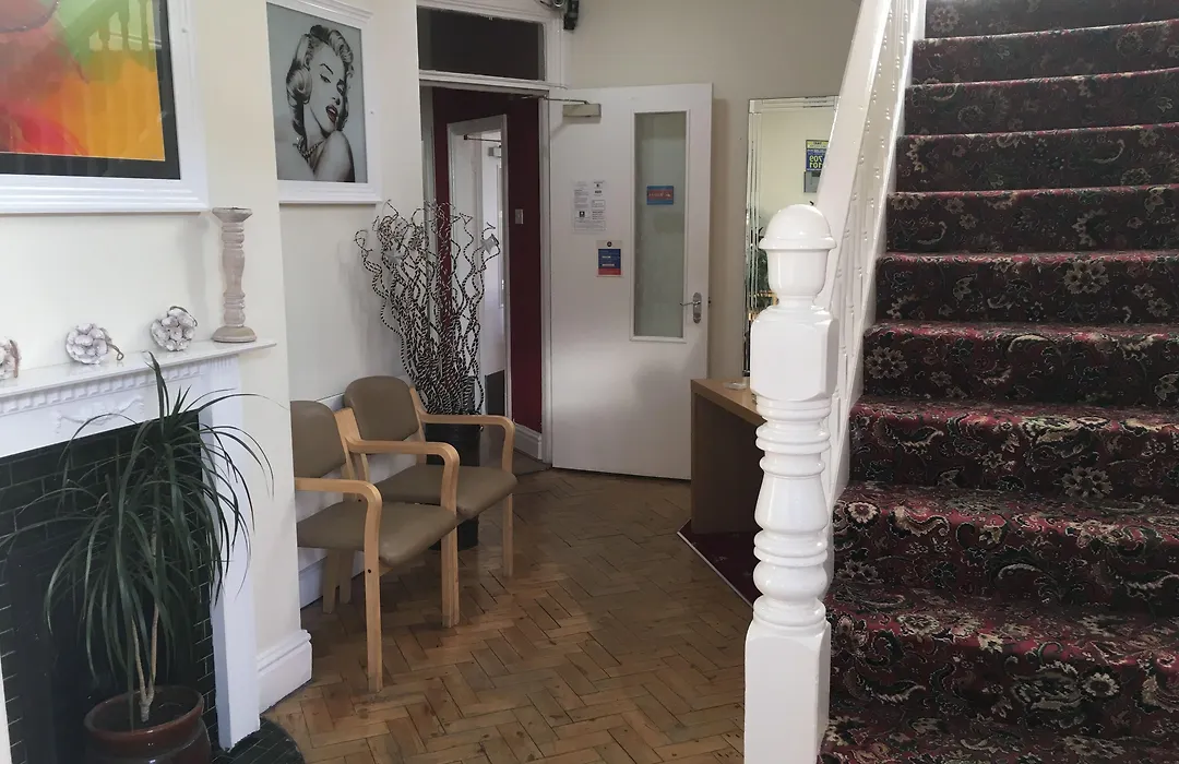 Castle Lodge Guest House 86-88 Sheil Rd L6 3Af-1
