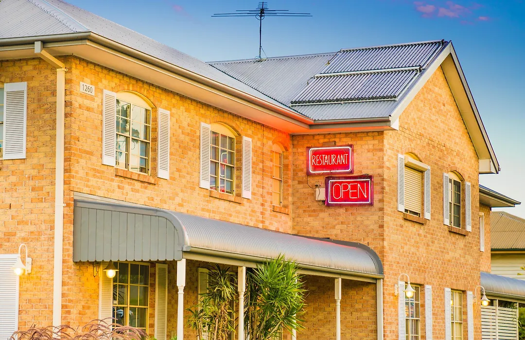 Coopers Colonial Motel-1