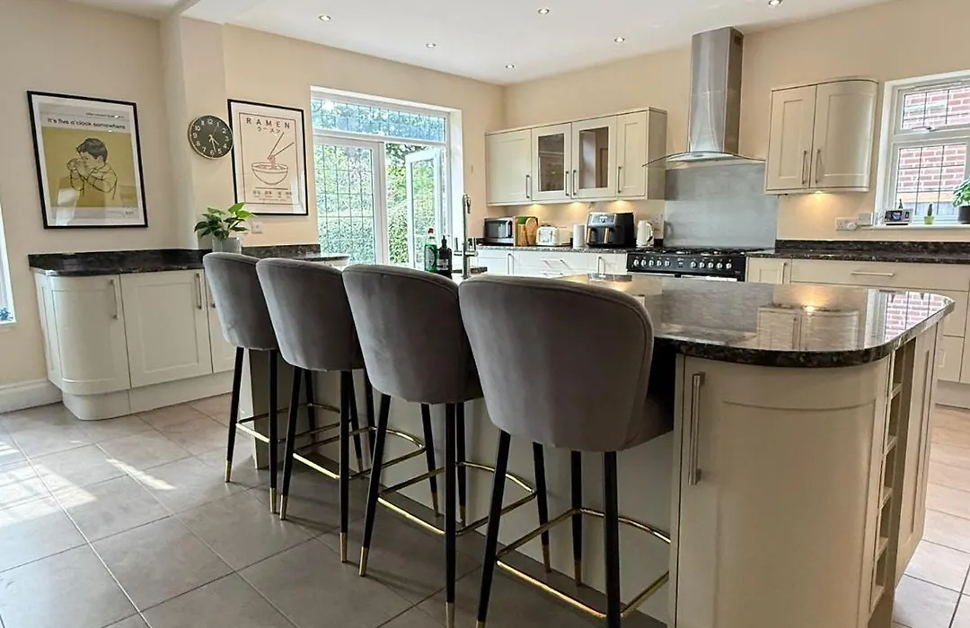 Spacious 6 Bedroom House, Luton-1