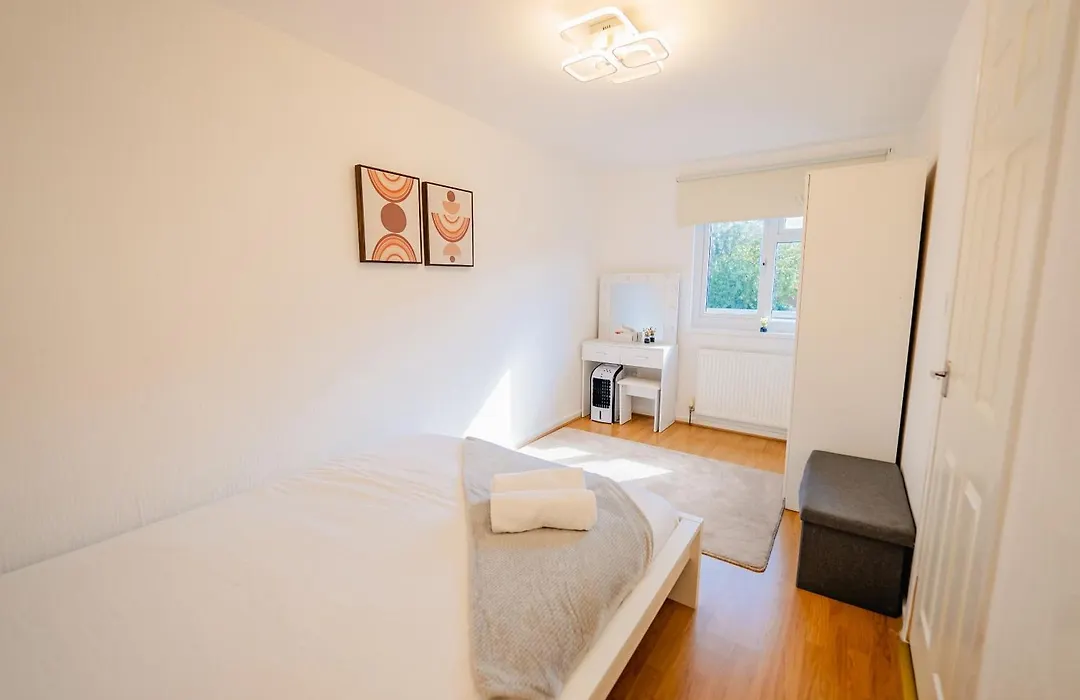 6 Bedroom House With Free Parking, Garden & Fast Wifi-1