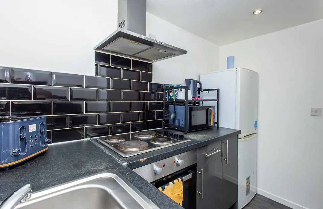 Modern Cozy Flat 6 Mins To City Parking & Wifi-1
