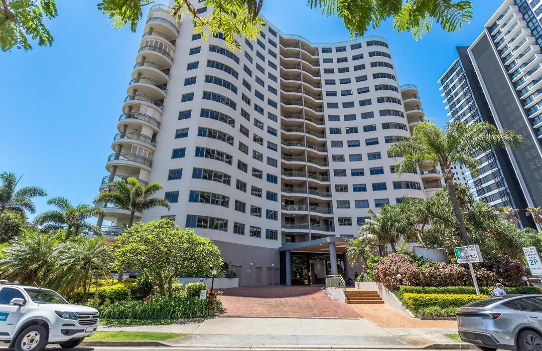 The Meriton Apartments On Main Beach-1